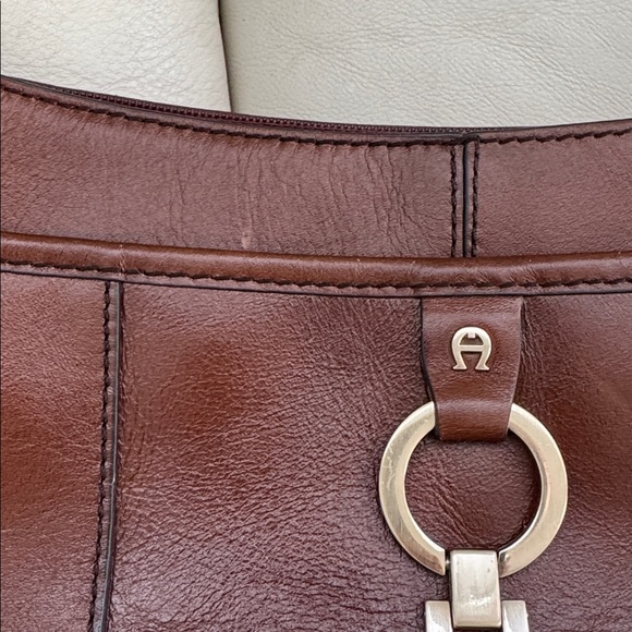 Etienne Aigner rich brown leather shoulder bag w/brushed gold hardware - Picture 12 of 14